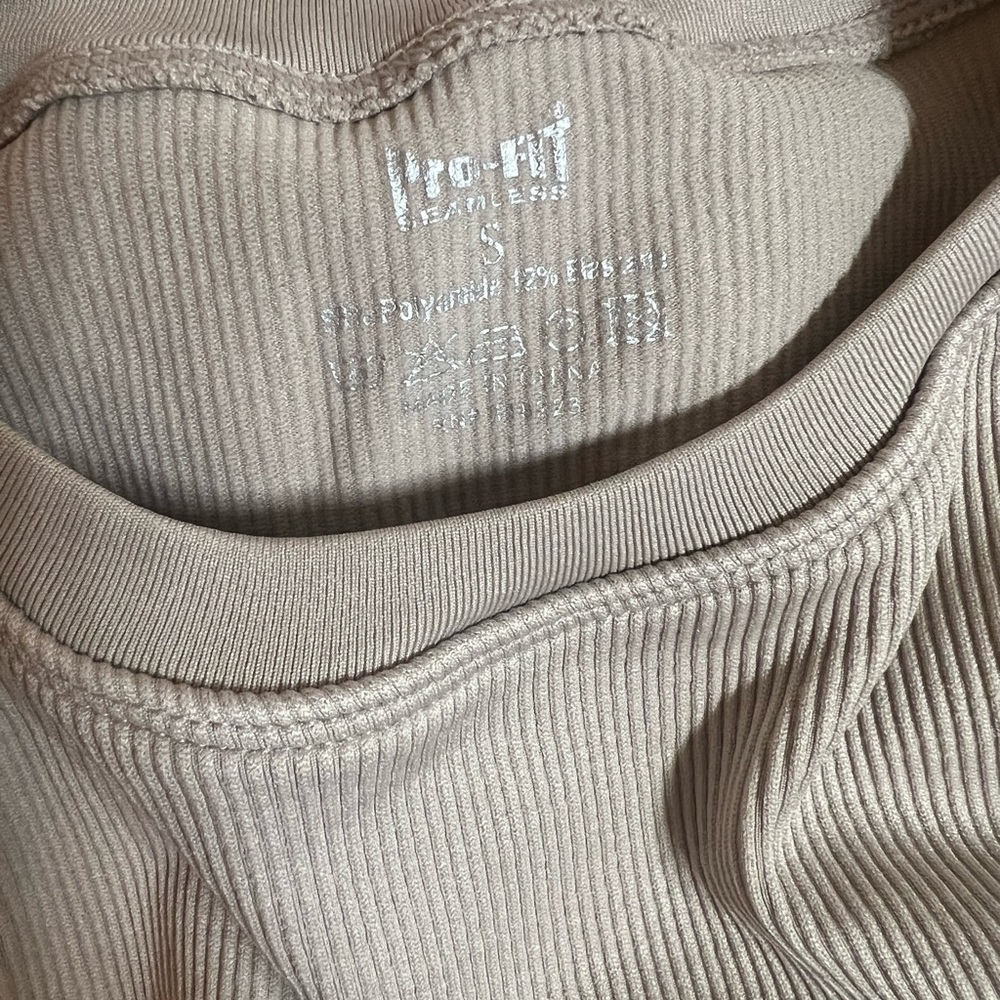 Pro-Fit Seamless Ribbed Padded Crop Top - Picture 3 of 5